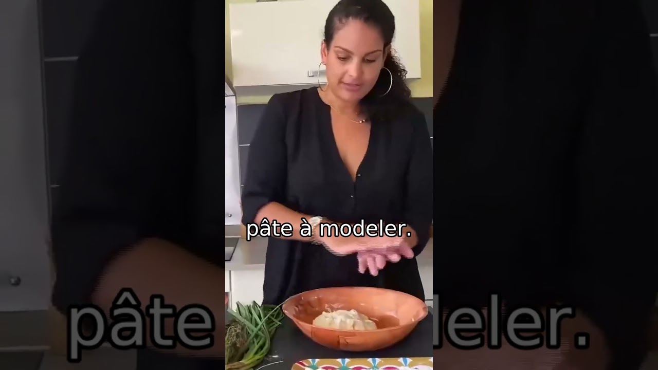 Le Dombre à l'aide du couteau traditionnel de toutes les cuisinières créoles