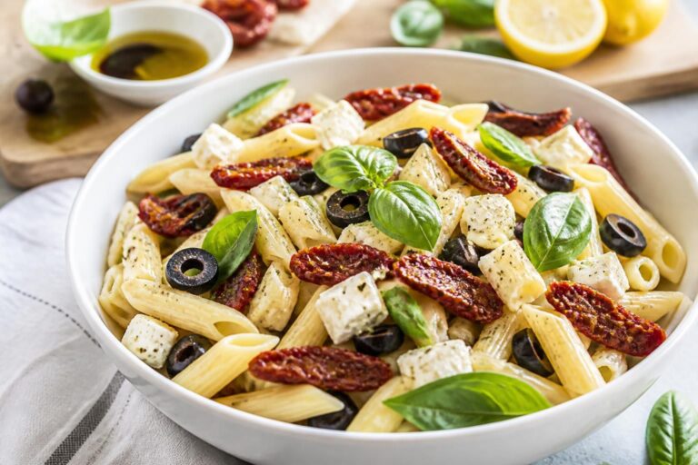 Salade de pâtes, tomates séchées et feta : la recette