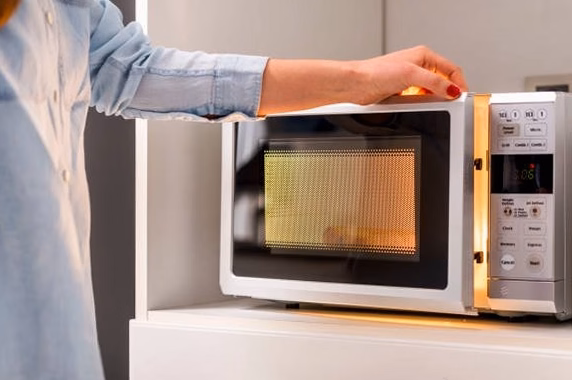 Pourquoi chauffer l&rsquo;éponge au micro-ondes ne suffit pas : les gestes indispensables pour une cuisine saine