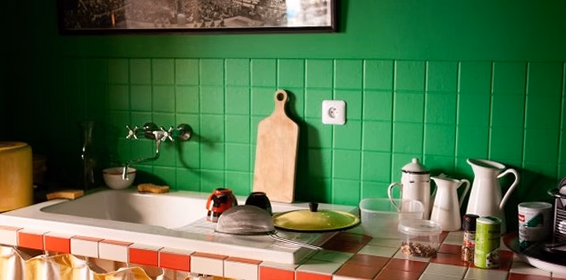 Adieu vert sauge en cuisine : les décorateurs adoptent désormais cette nouvelle teinte tendance