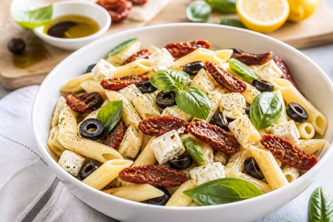 découvrez la recette facile et savoureuse de la salade de pâtes aux tomates séchées et feta, parfaite pour un repas frais et gourmand.